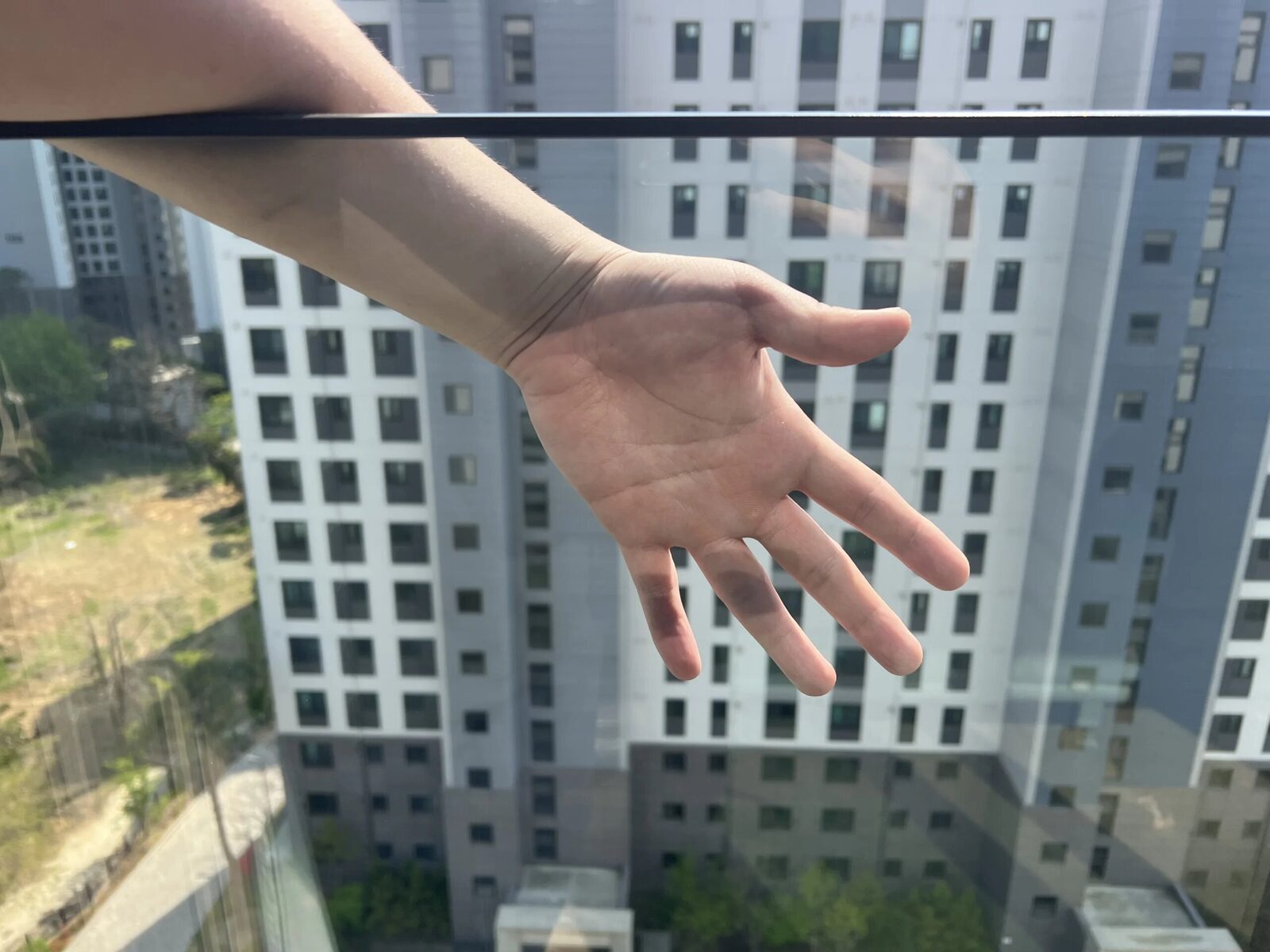 안양아파트유리창청소 완료 후 안양 아파트 창문 상태를 확인하는 장면