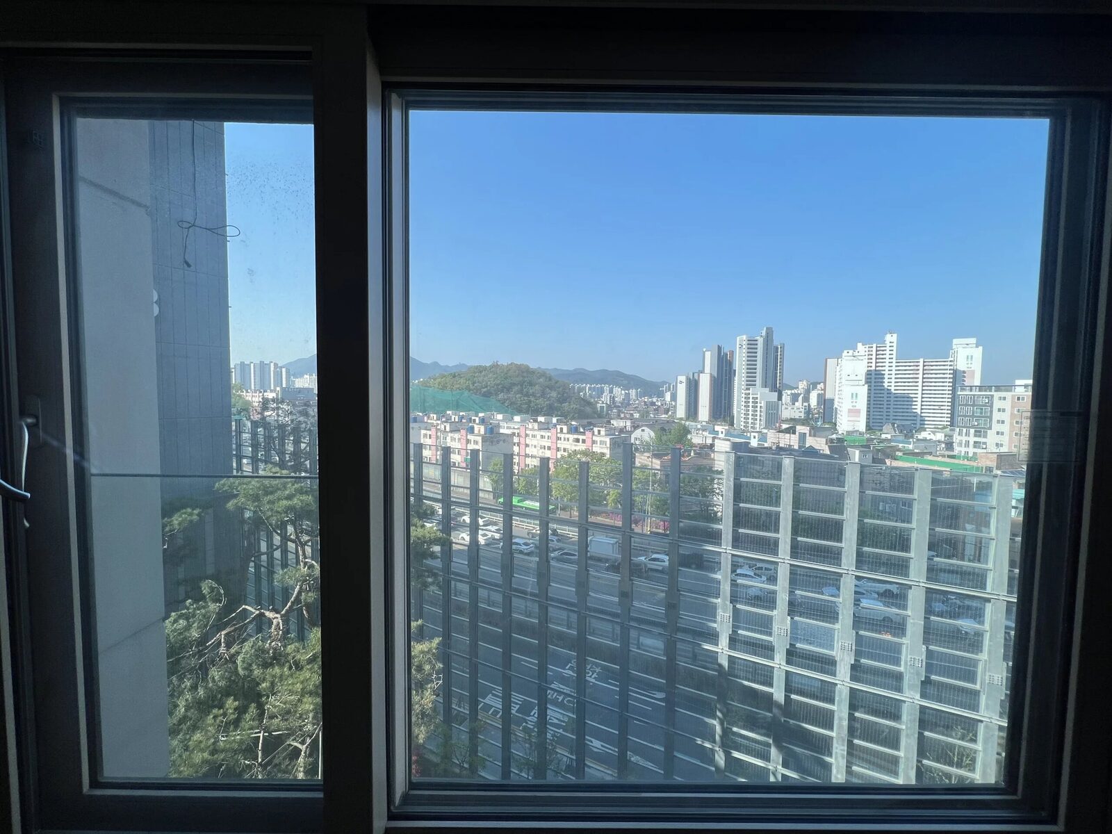 오산아파트유리창청소 청소 전 뿌옇게 흐려진 아파트 거실 창문
