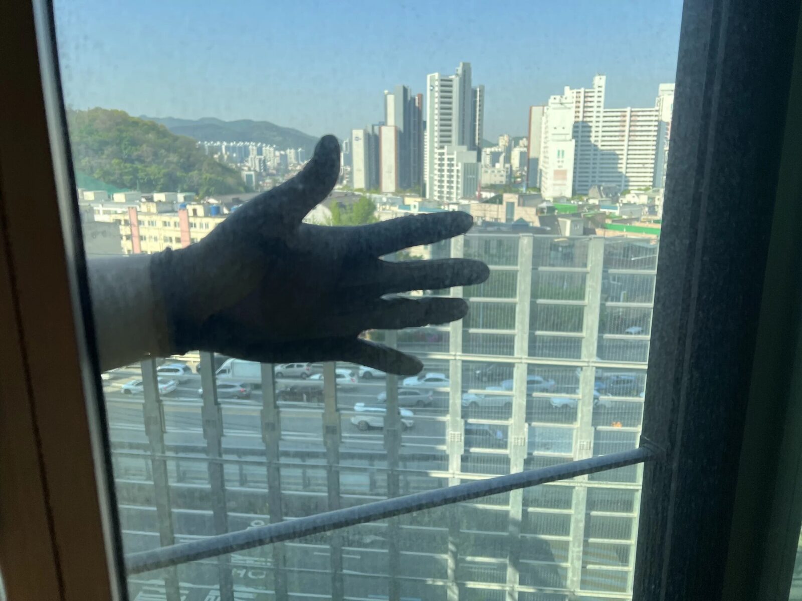 군포아파트유리창청소 청소 전 얼룩이 남은 아파트 거실 창문 전체